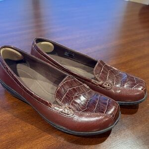 CLARKS Bayou Q Bendable Slip-On Crocodile Embossed Leather Upper Brown Loafers